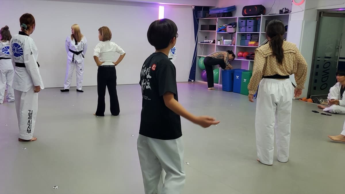 태권도장에서 장기자랑 순서를 맞춰 보는 (사)대한미용사회 김제시지부 회원들 (지부 제공)