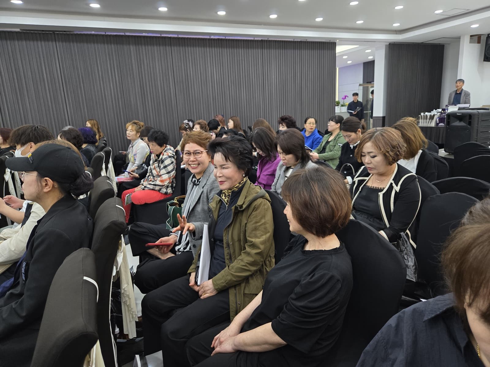 교육 전 담소를 나누는 회원들