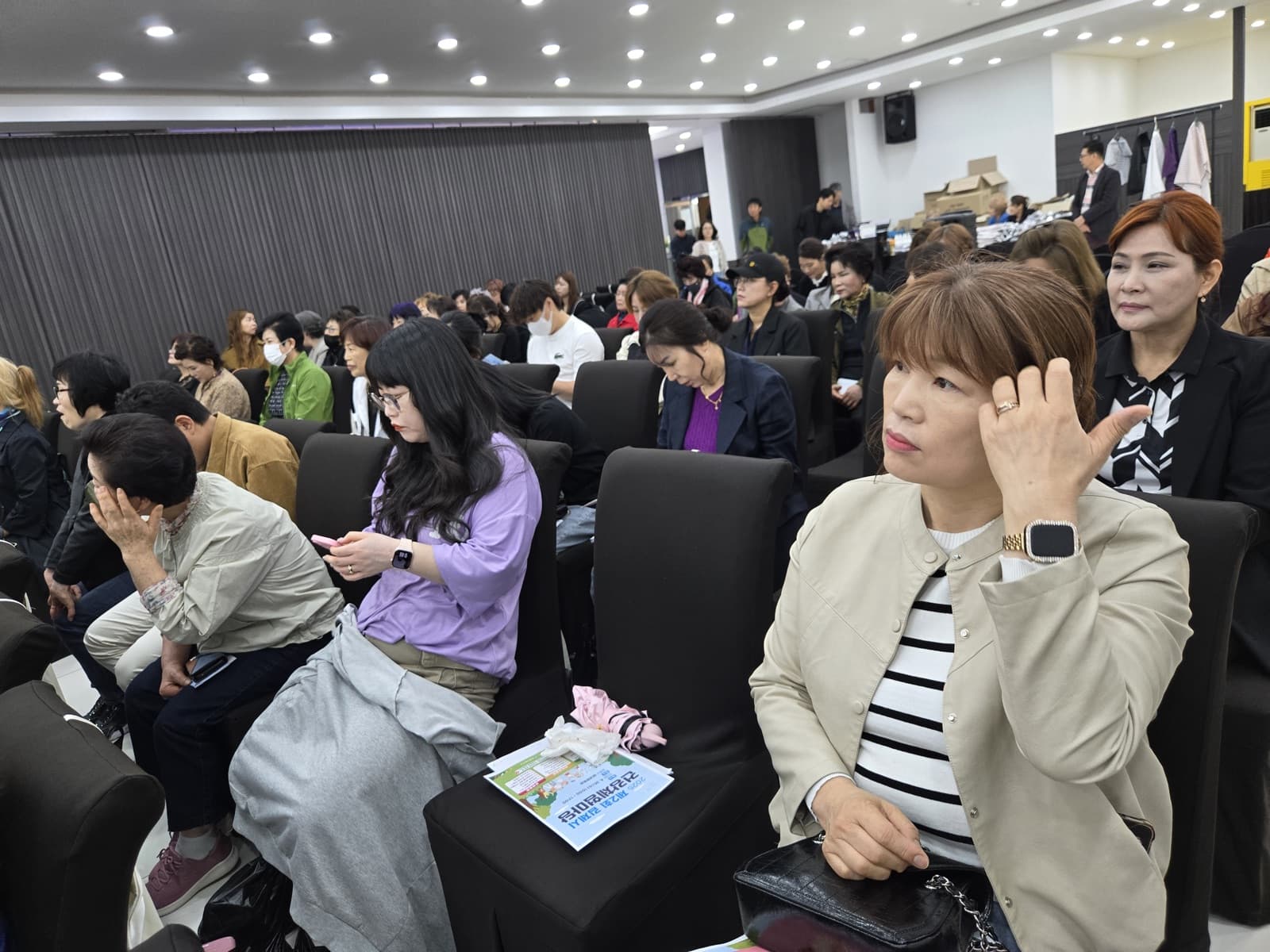 좌석에 앉은 회원들