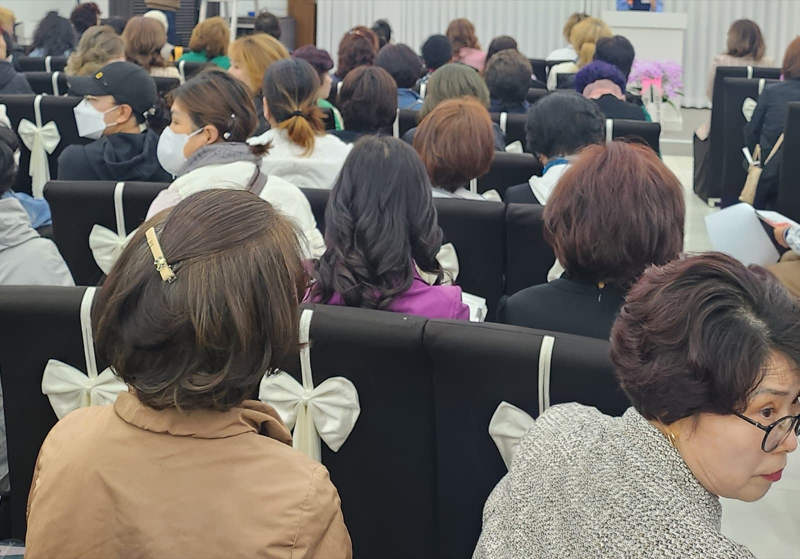 뒷줄까지 들어찬 교육장 좌석