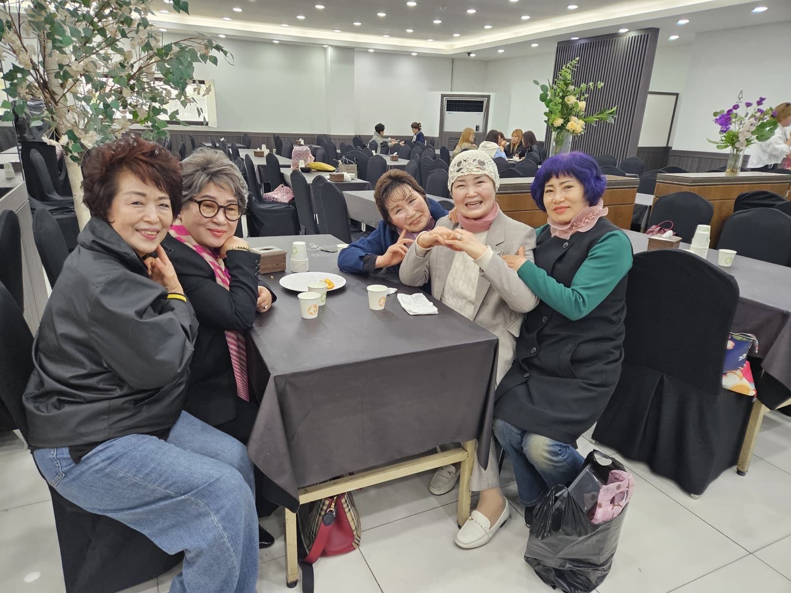 행사를 마친 뒤 식사 자리에 모인 회원들