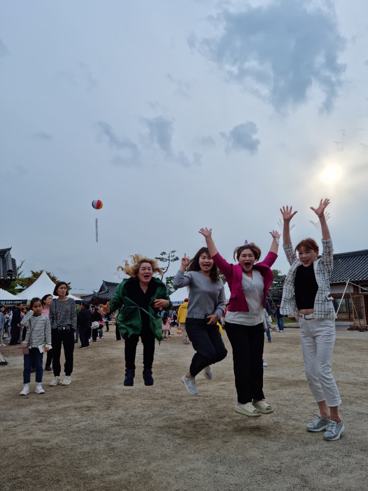부스 운영을 마치고 축제장에서