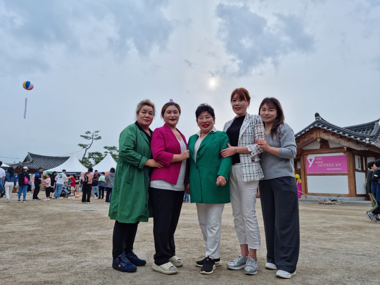 축제장 마당에서 기념 촬영한 회원들