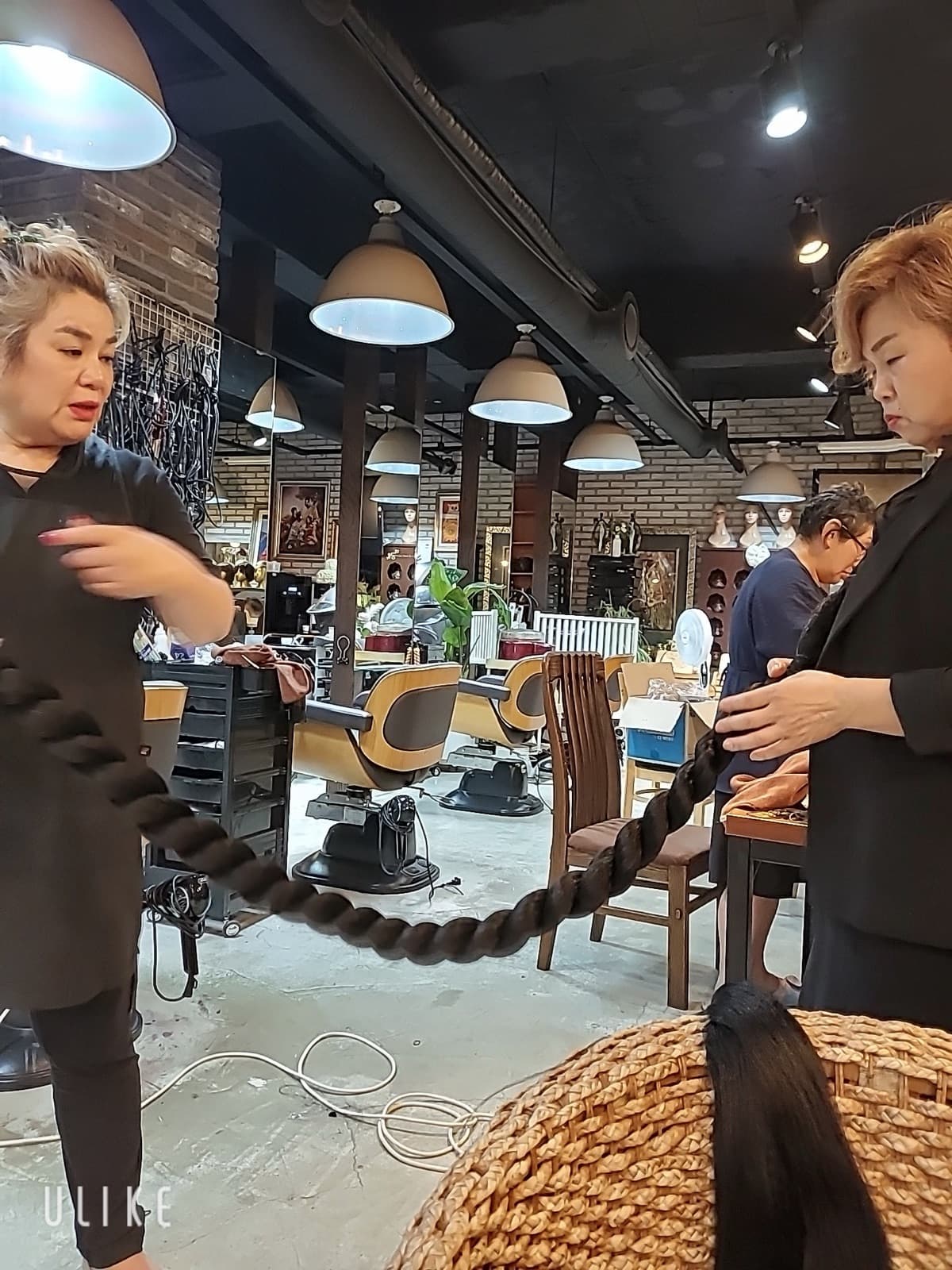 미용실에 모여 가체를 손질하는 회원들