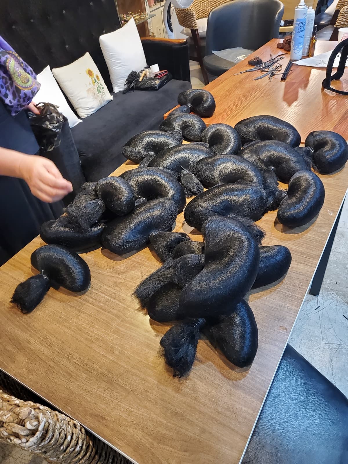 축제에 앞서 손질을 마친 가체. 형태별로 미리 잡아 두어야 현장에서 빠르게 올릴 수 있다